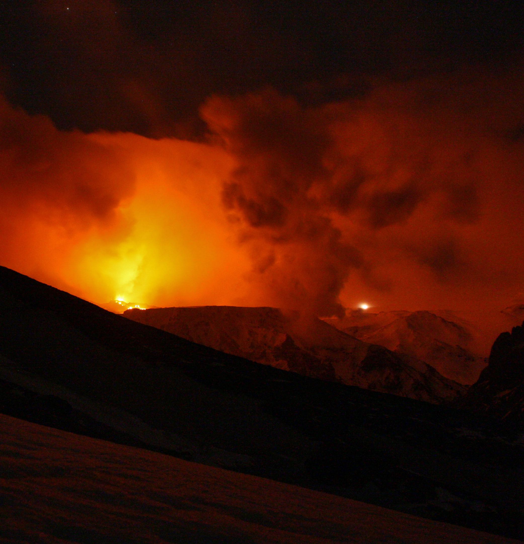 Trying to approach the Fimmvörðuháls explosion (Iceland 2010), from the ...