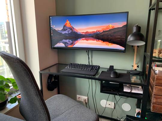 Ultrawide monitor on ultraslim desk
