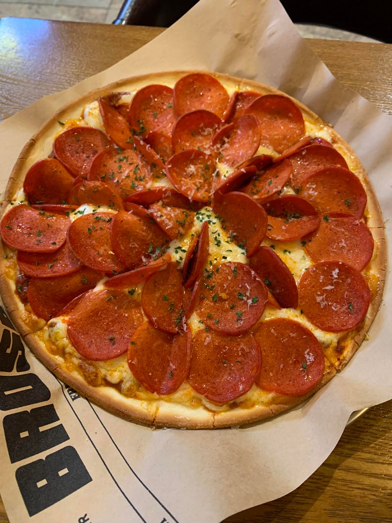 아래에 그릇된 피자가 올라와 참된 피자를 올립니다.