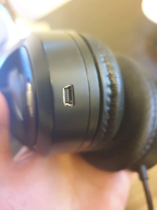 What kind cord does this use for charging?