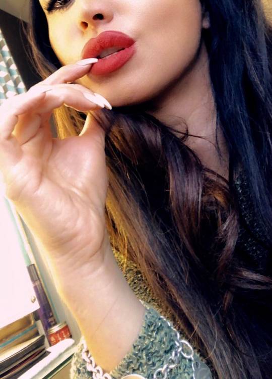 White Tips on Red Lips 👄