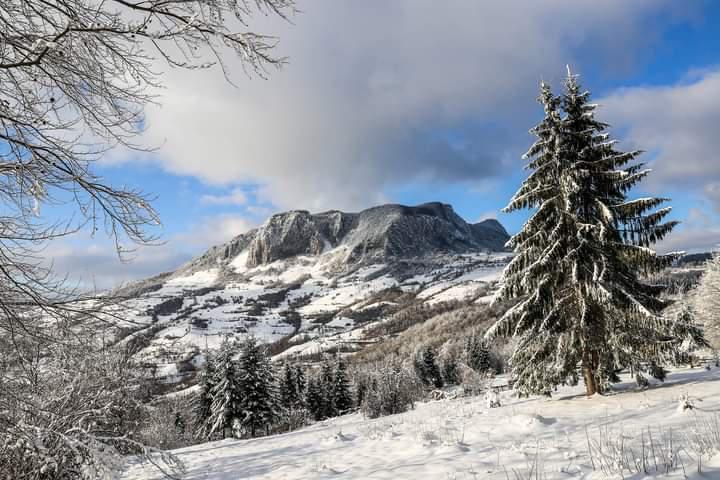 Winter in Buces-Vulcan, Romania [OC] [720X480]. In Romanian 