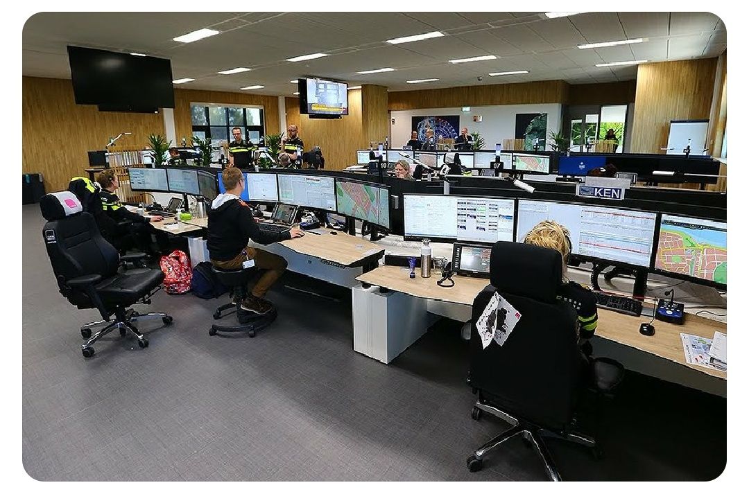 Woah, these operators of the Dutch emergency lines have 3 ultra wide monitors per person!!
