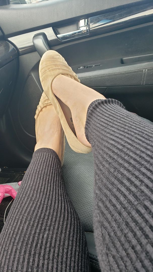 🤤🤤 Worn Stinky Tan Flats w/ Toe Cleavage