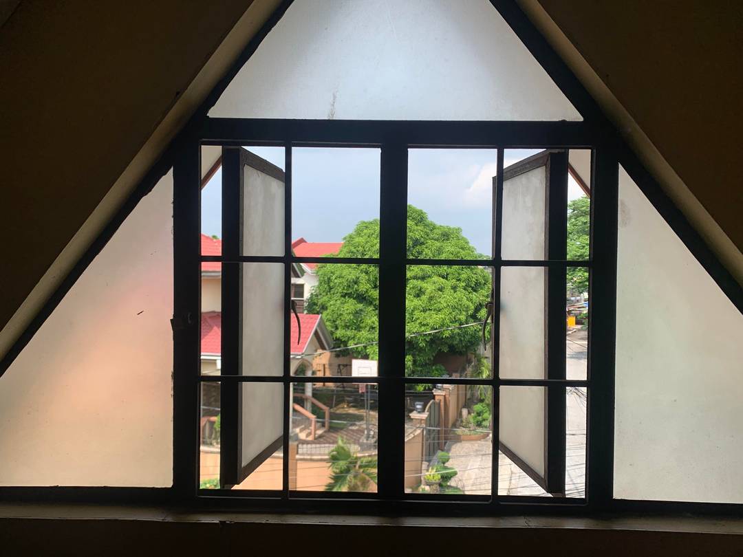 Would it be possible to install a window type air-con if this were my window? If so, how should I go about installing it? Thanks!