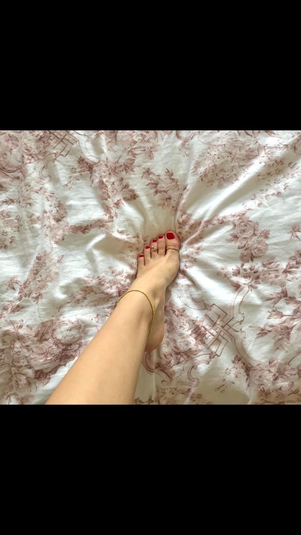 Would you like me stepping down on your chest like this 😈😈🤤