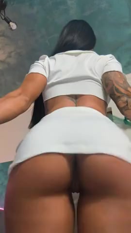How s the view under this skirt? 😁
