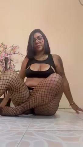 Play with my feet... watch how they can make your cock run in an instant...🍆💦💦