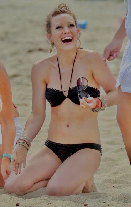 2007 Hilary Duff On Her Knees In A Tiny Black Bikini Scrolller