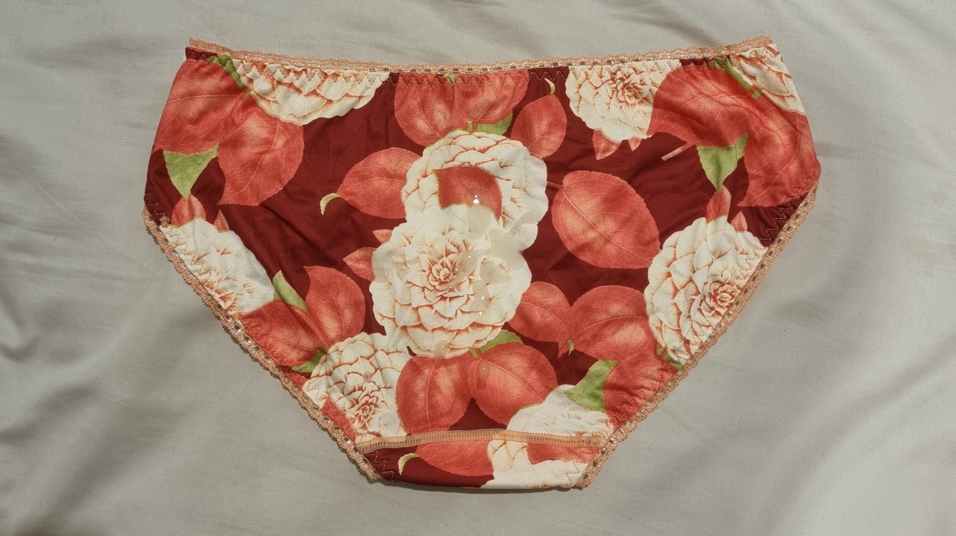 A load for her cute flower panties Scrolller