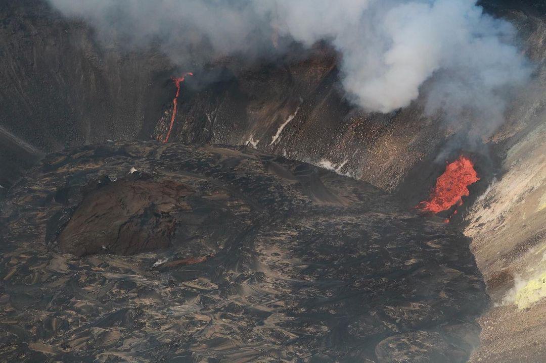Active fissures in Halema’uma’u | Scrolller