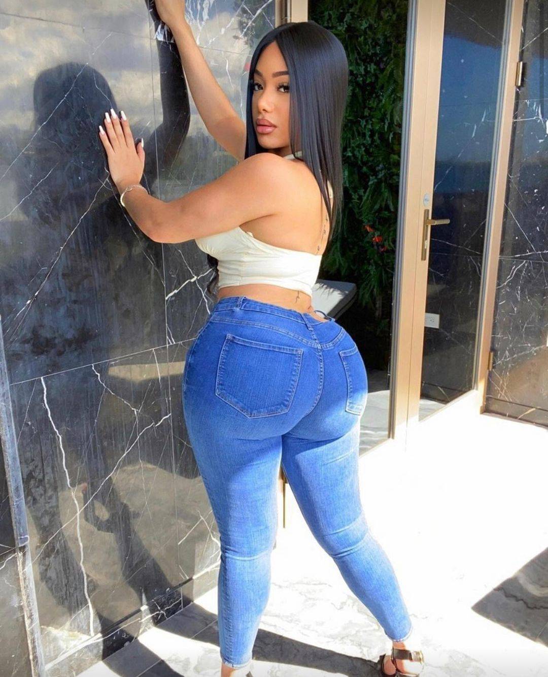 Alejandra Mercedes | Scrolller