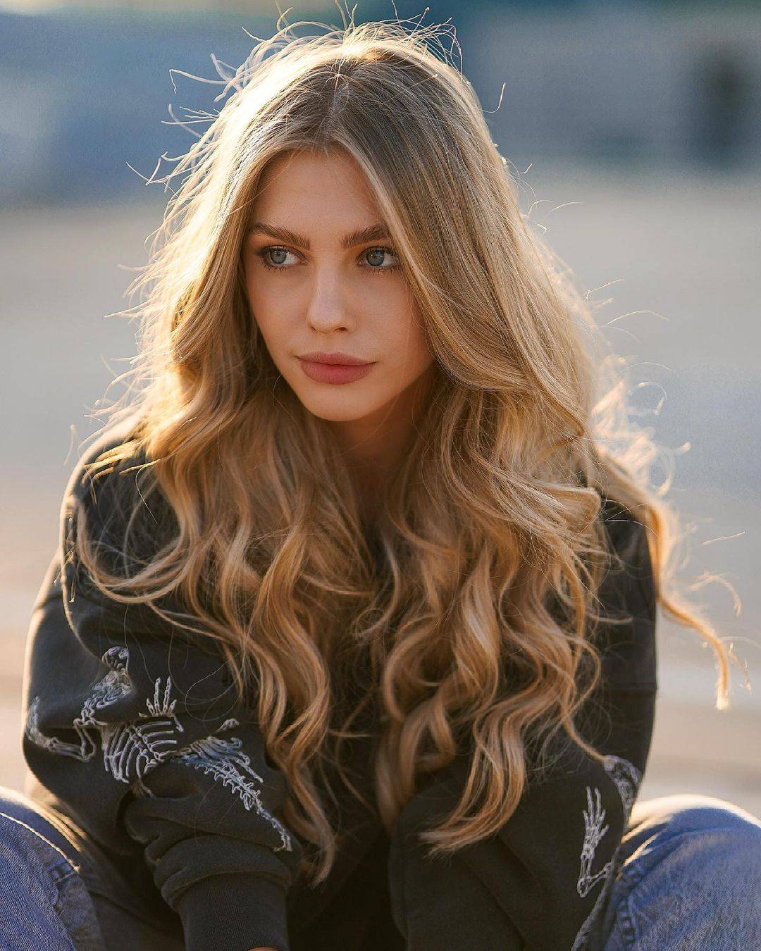 Alexa Breit Scrolller