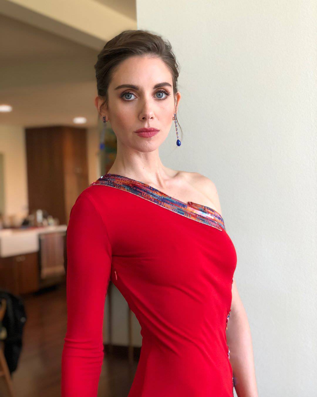 Alison Brie | Scrolller