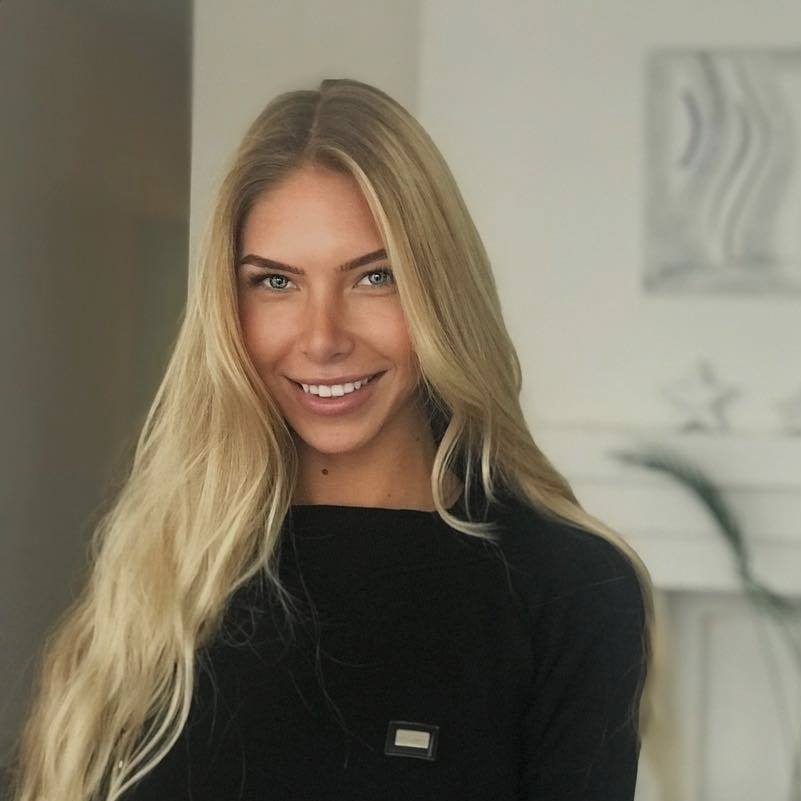Anjelica Ebbi Scrolller