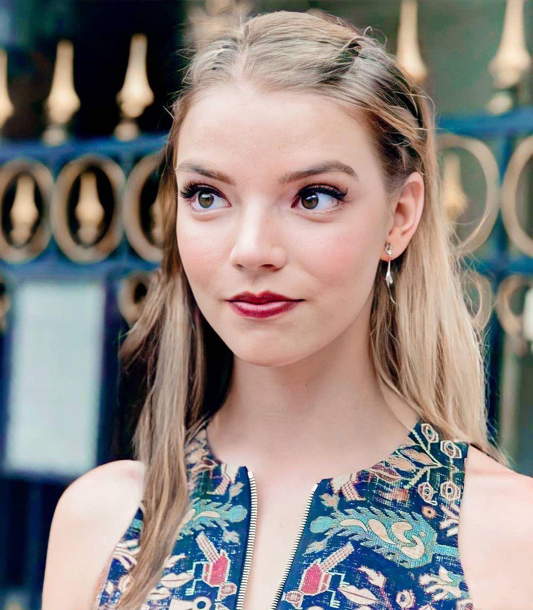 Anya Taylor Joy Scrolller