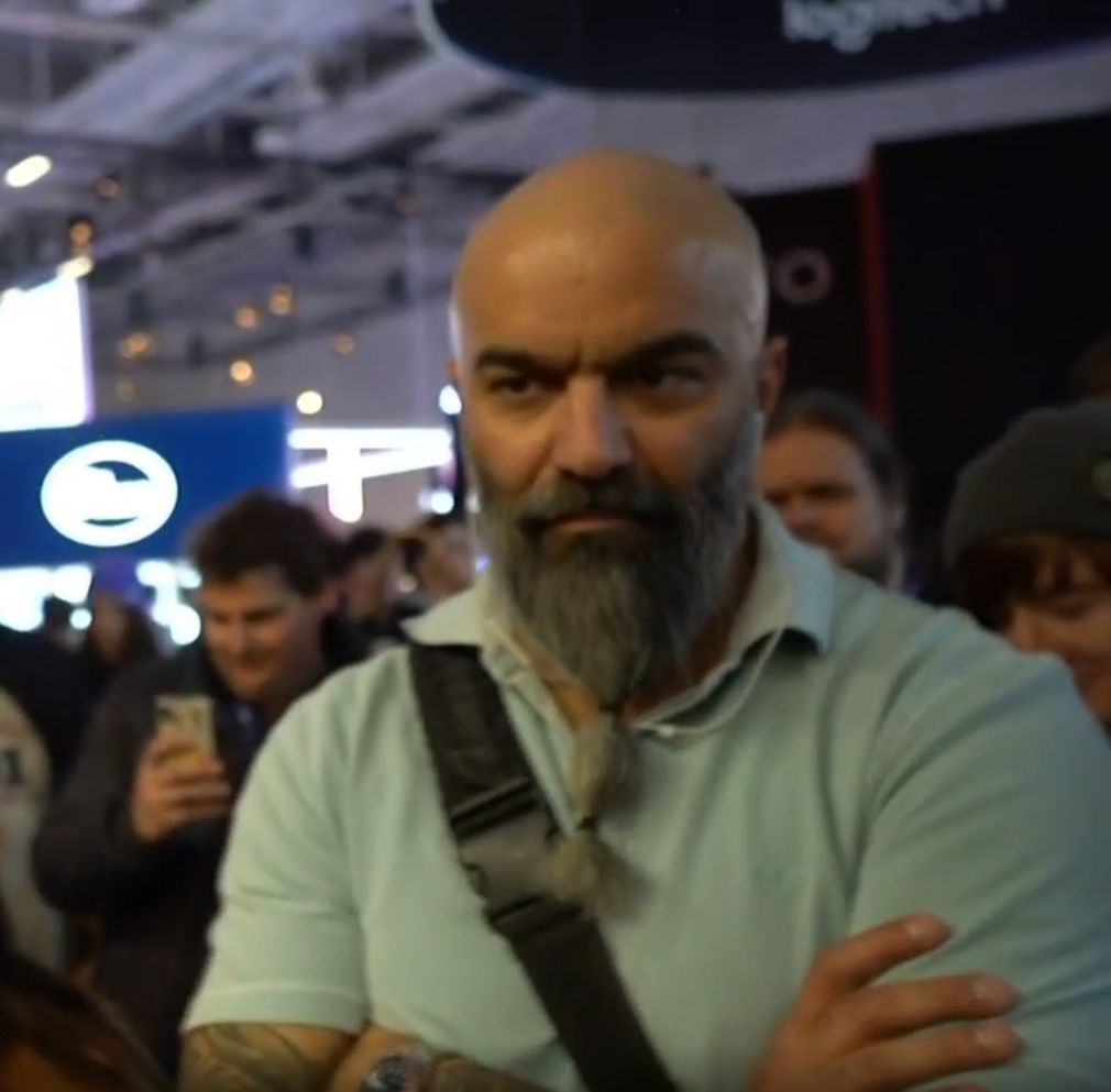 appreciation-post-for-this-guy-for-babysitting-3-kids-at-twitchcon