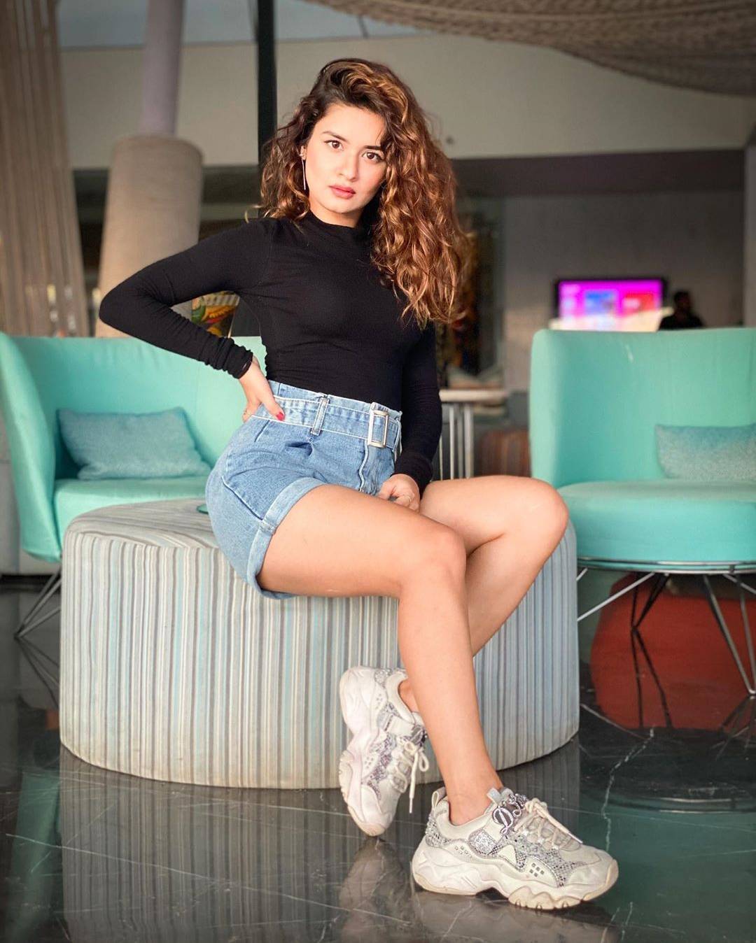 Avneet Kaur Legs Sexy Show Scrolller