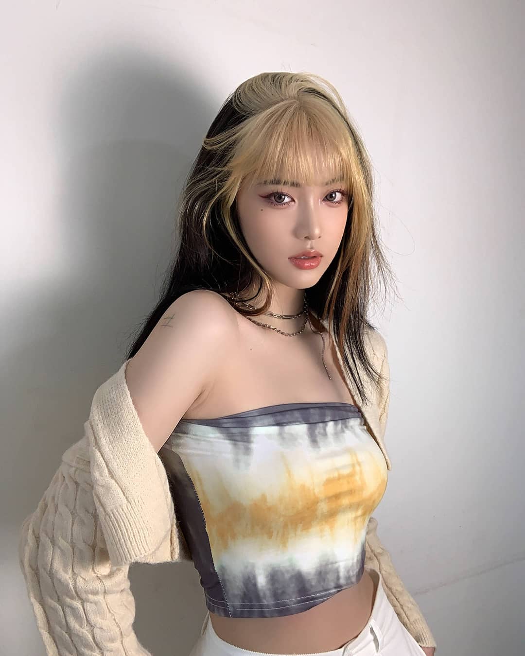 black-and-blonde-hair-scrolller