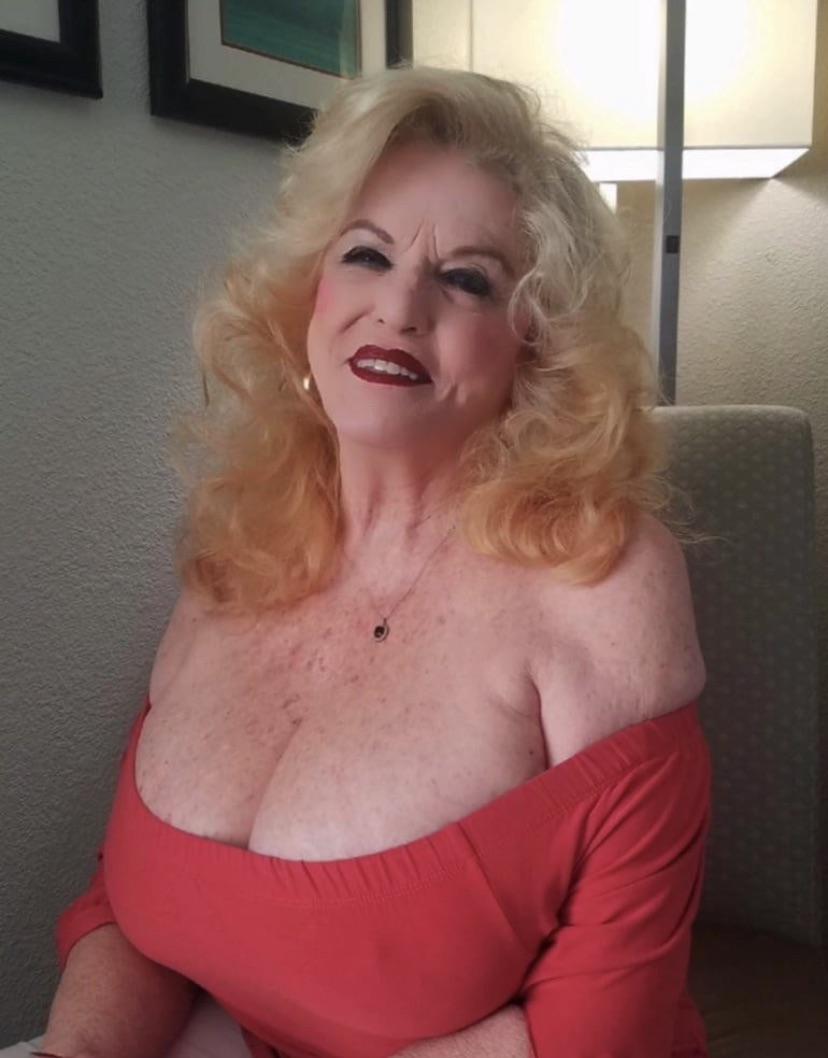 Busty Grandma Scrolller busty-grandma-scrolller