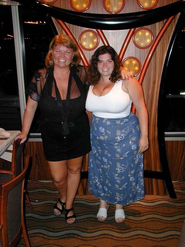 BuxomDream and SubGirlie looking lovely in their vacation outfits