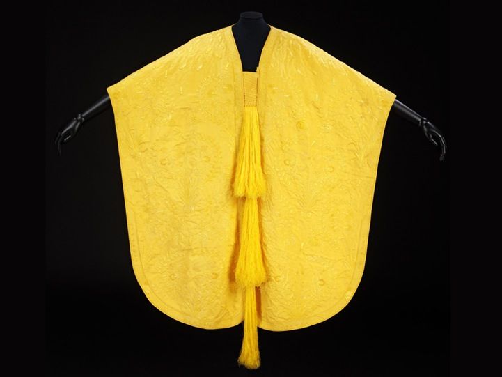 Cape made from the spider silk of golden orb spiders, designed by Simon ...