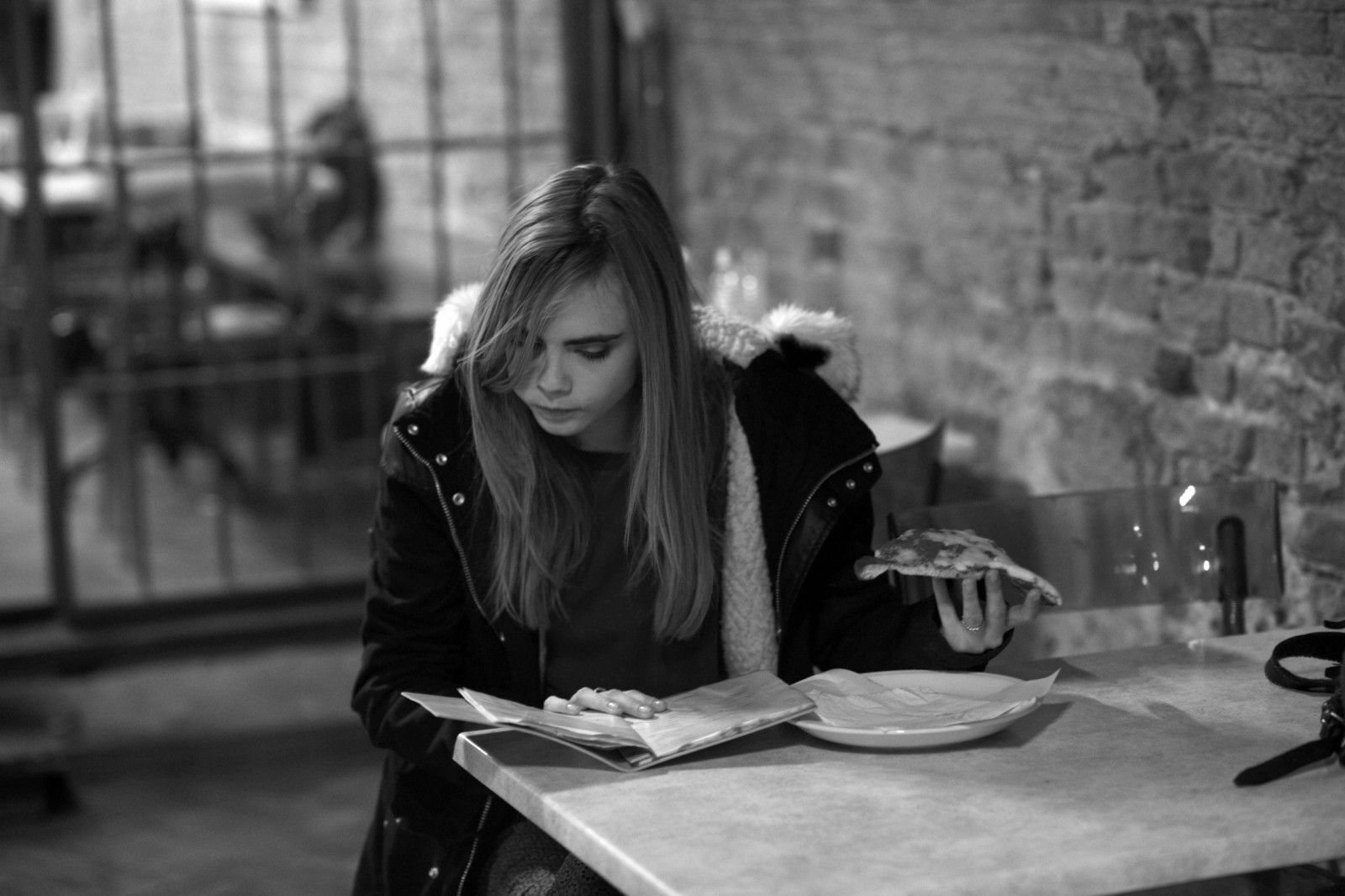 cara-delevingne-eating-pizza-and-reading-scrolller