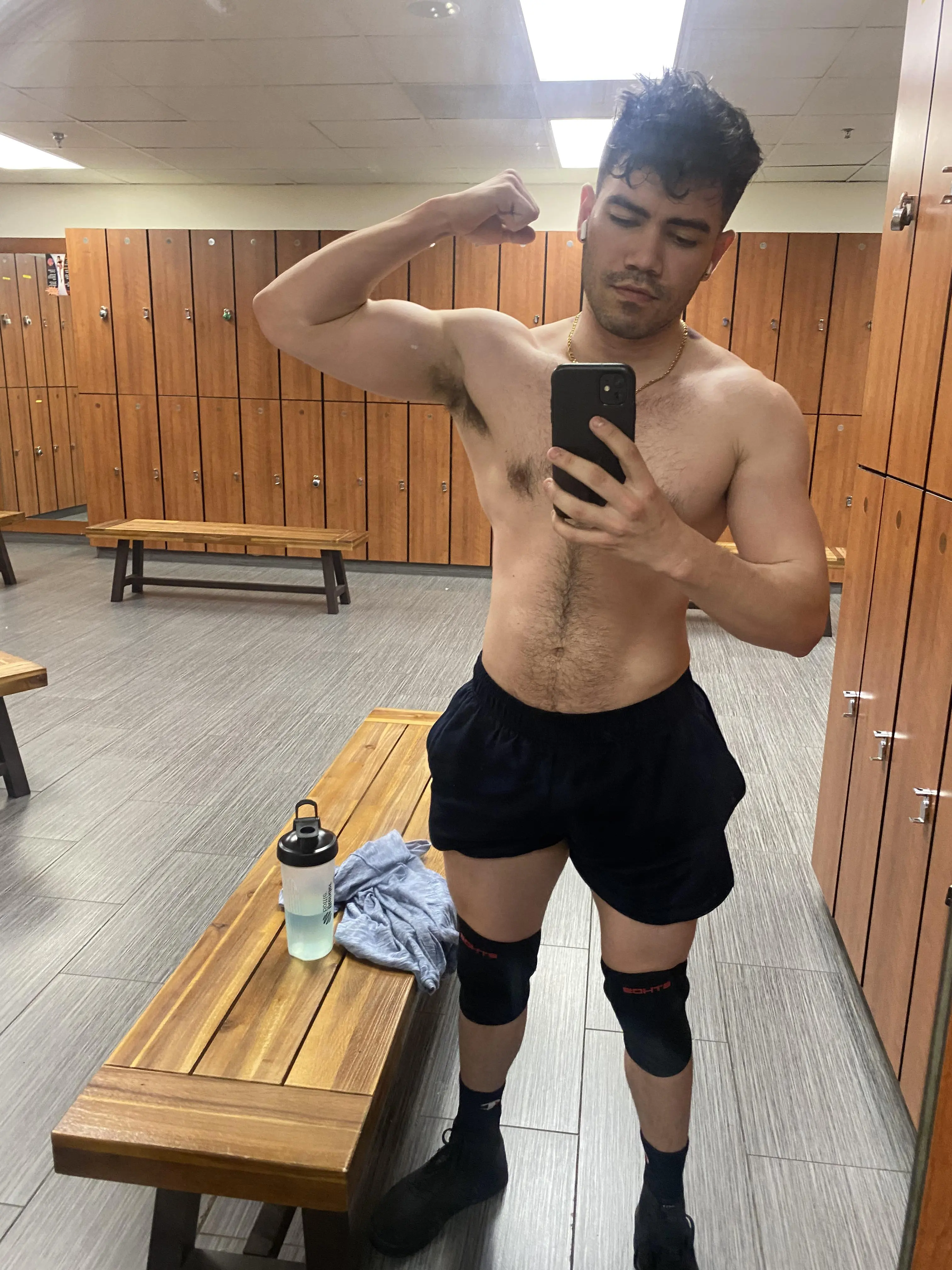 The armpit shows so I guess I'll post it here haha 🤪 Post workout pic ...