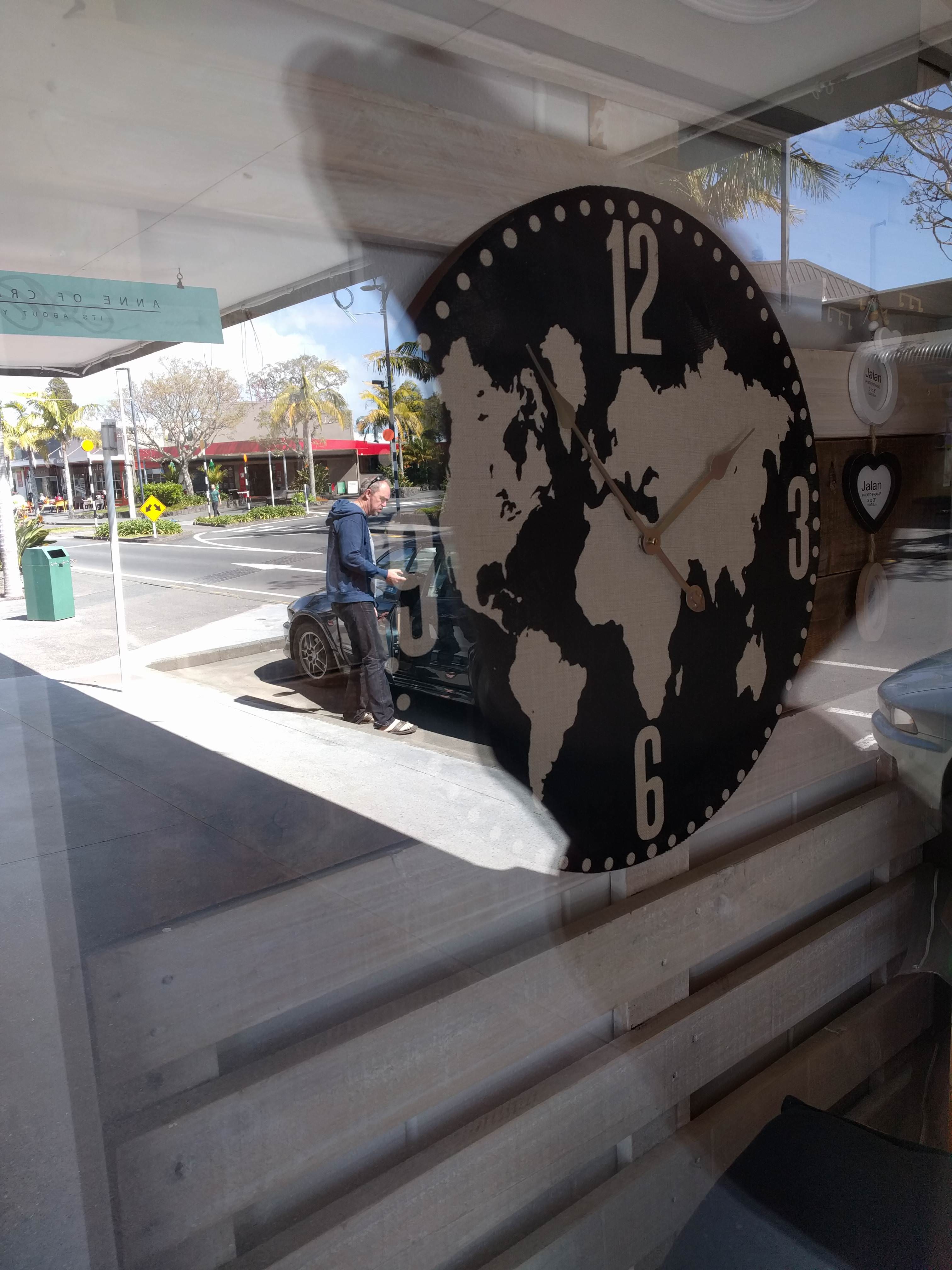 Clock being sold in Kerikeri... New Zealand Scrolller