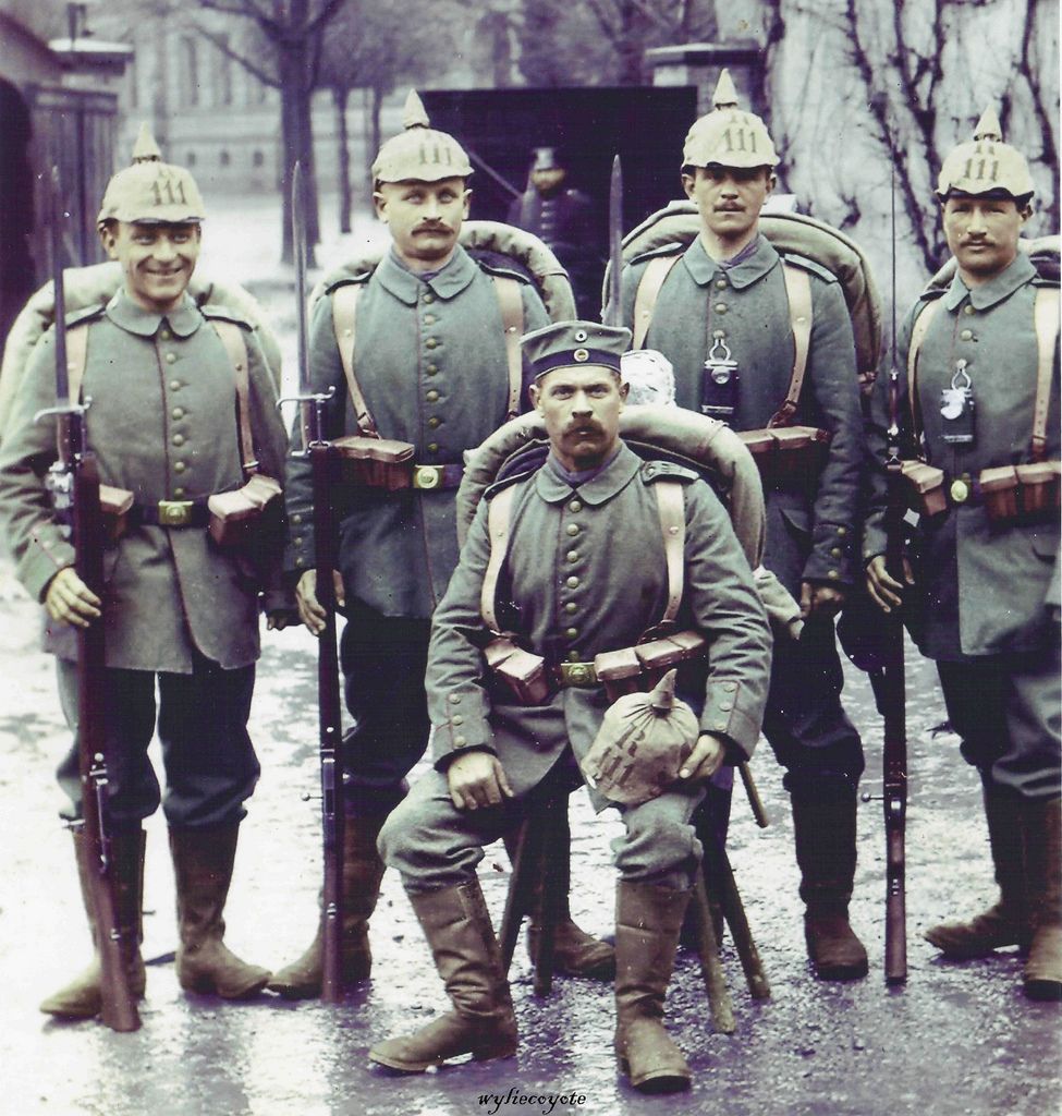 Colorized photo of German soldiers during the first half of the war, as ...