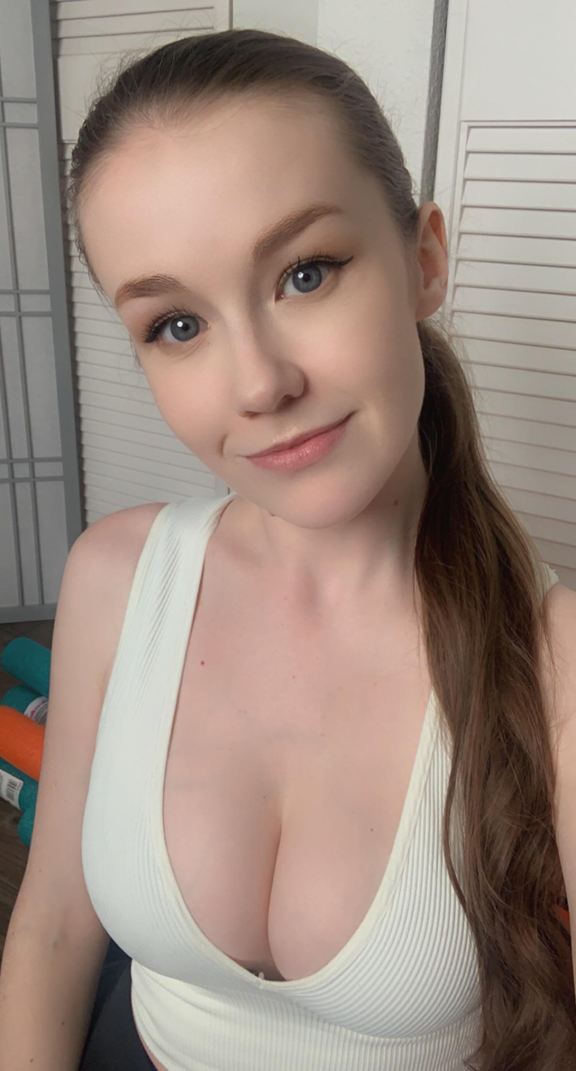 Come hang with my live on twitch! /EmilyBloomShow | Scrolller