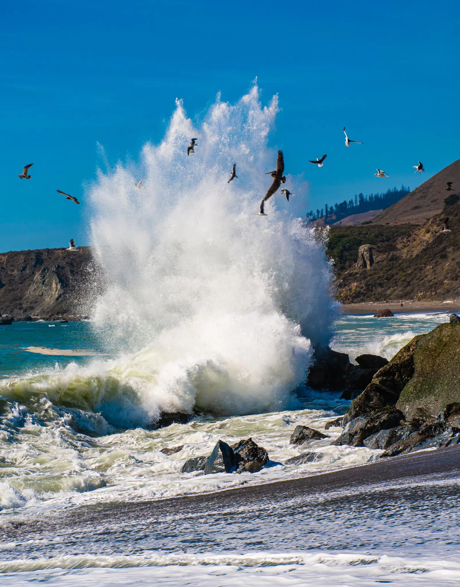 Crashing waves (D5600, 18-140mm @ 62mm, 1/320 sec F11)