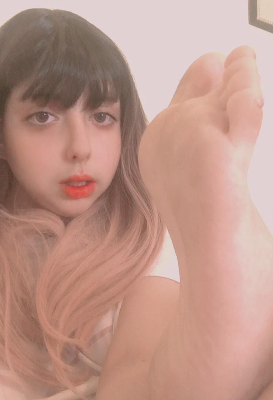 cute ass feet and cute ass face | Scrolller