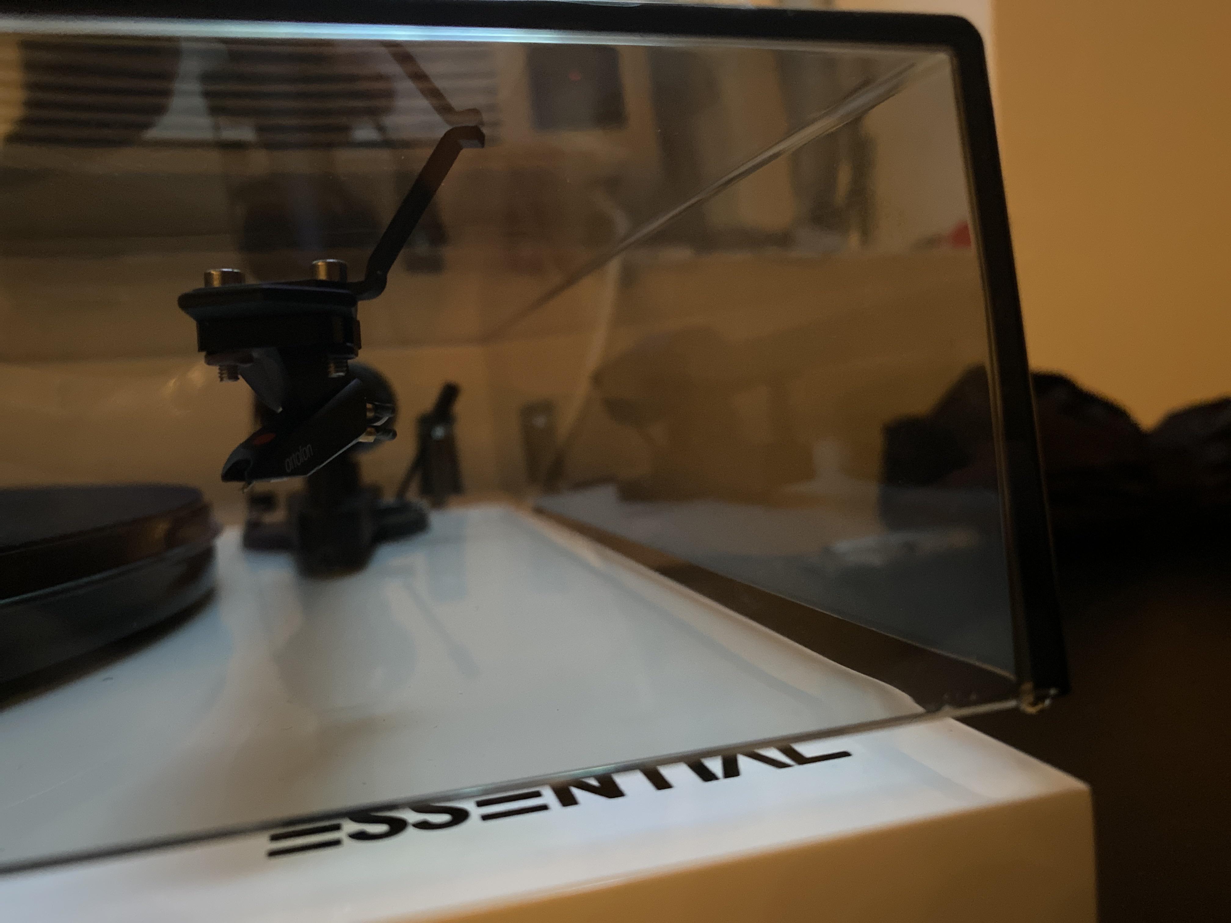 Design flaw? Turntable sounds great but dust cover won’t fully close