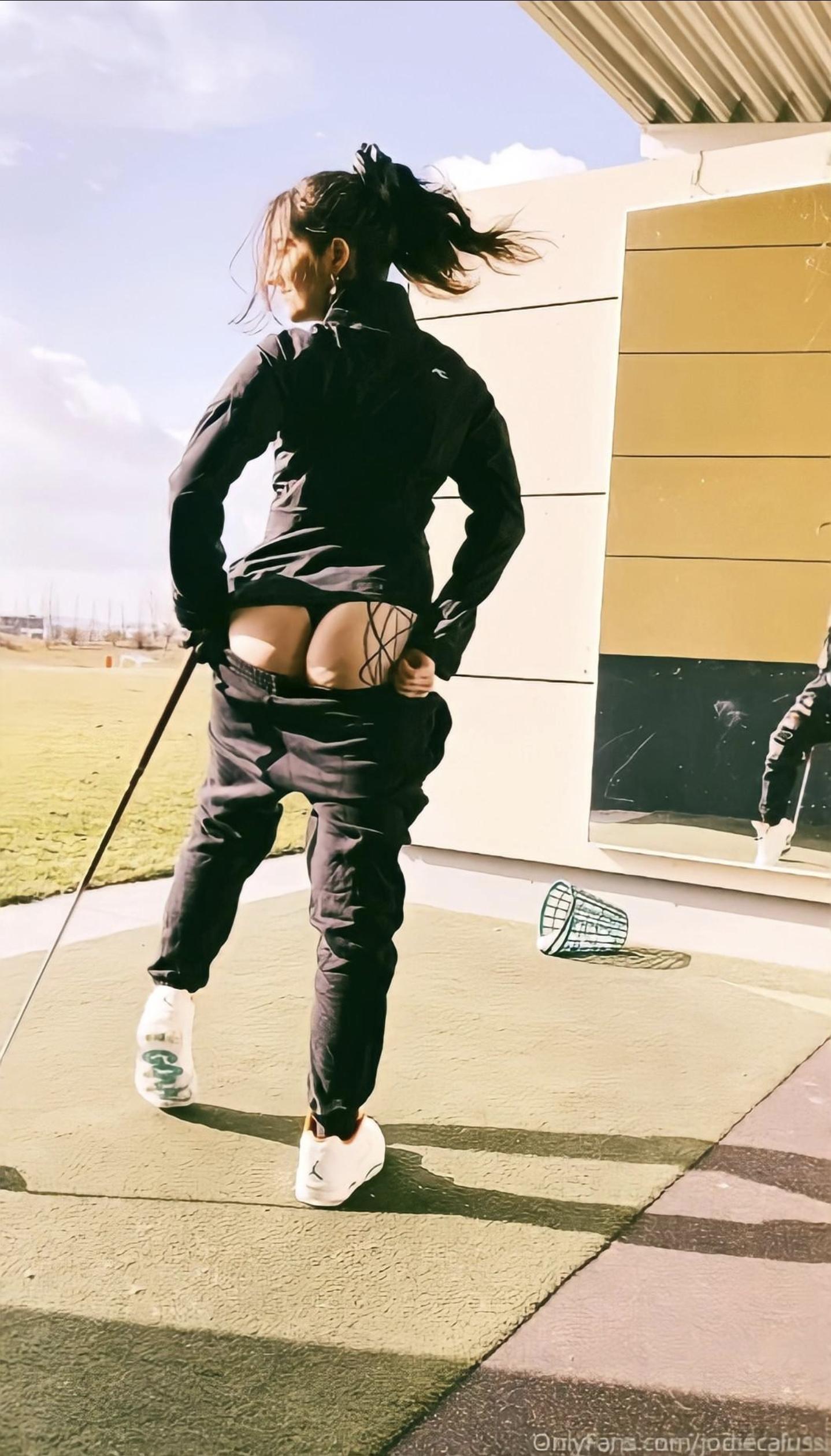 Die schlampe zieht schon die hose runter damit jeder um sie herum bock