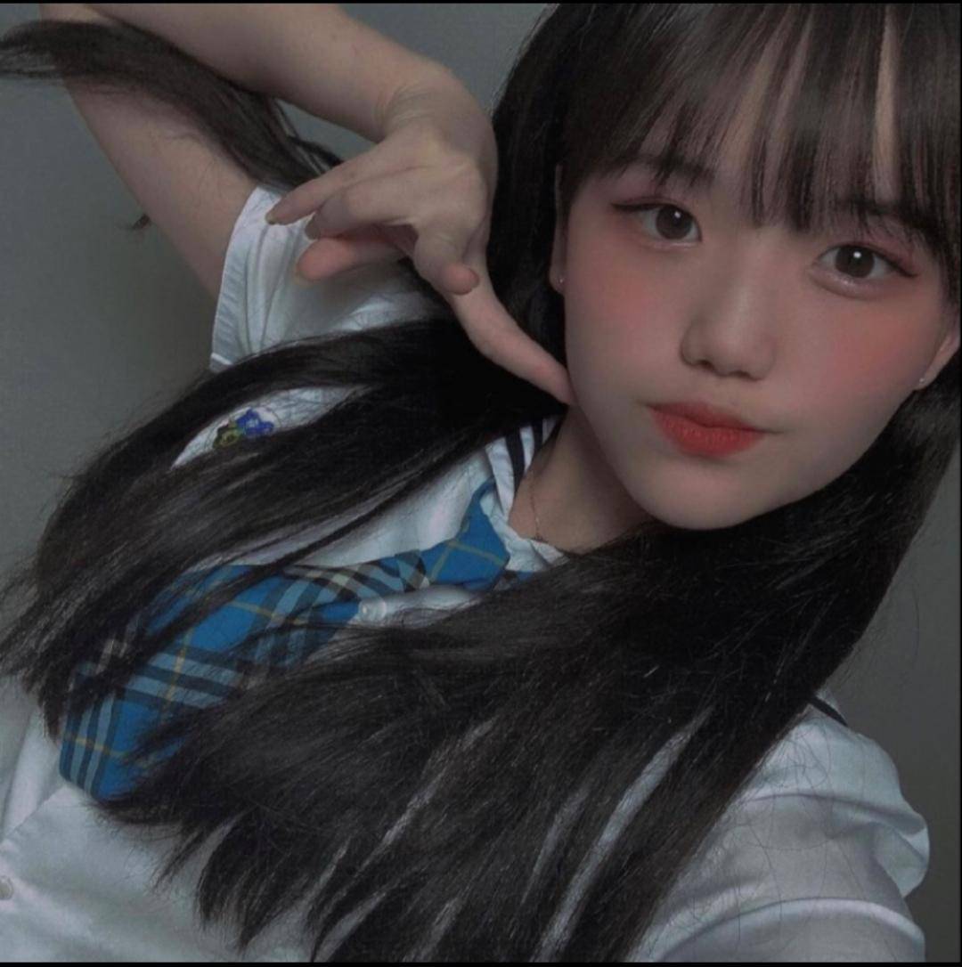 Does anyone know who she is? Scrolller