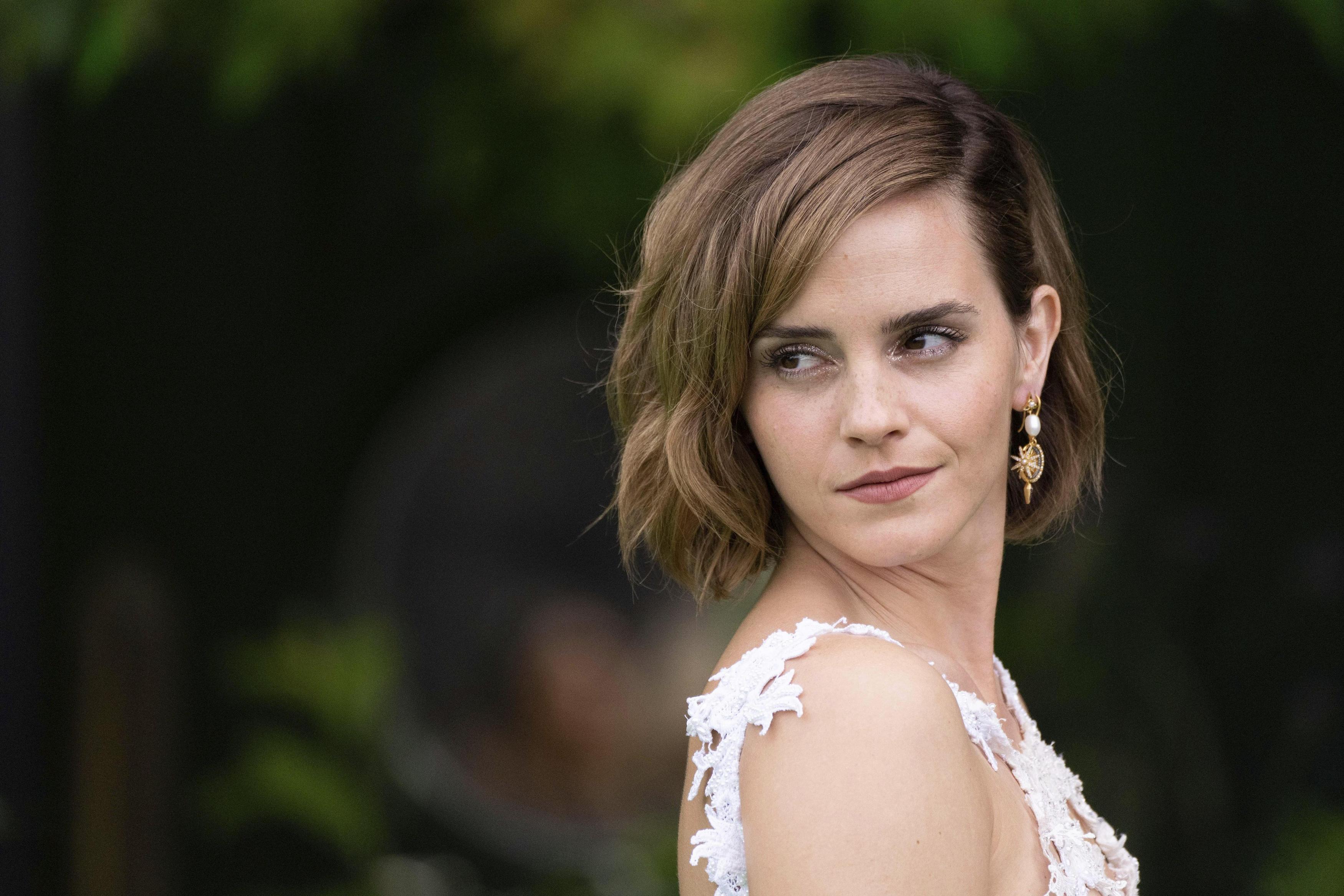 31 Years Old Emma Watson Scrolller 