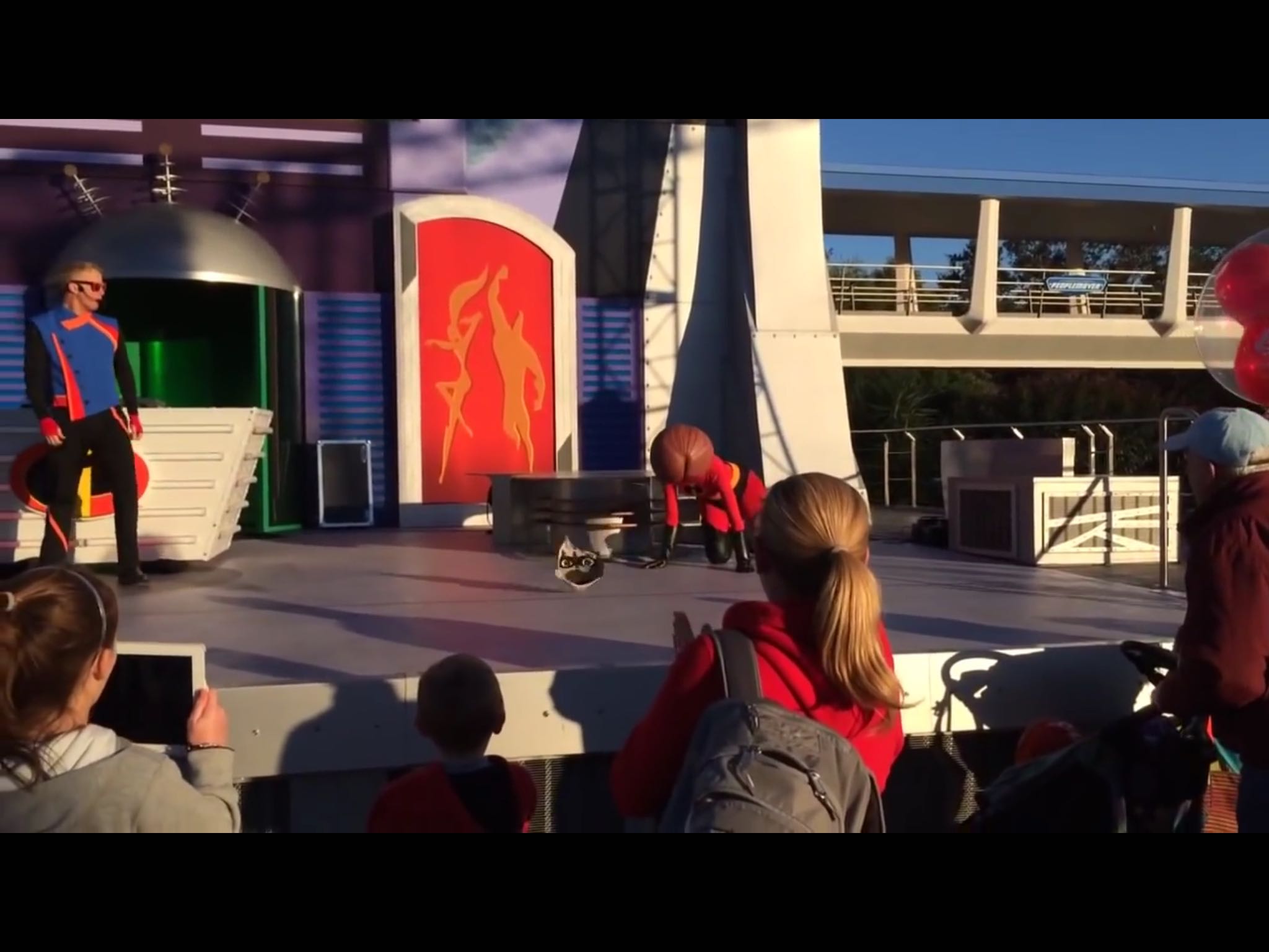 Elastigirl's face falls off at Walt Disney World | Scrolller