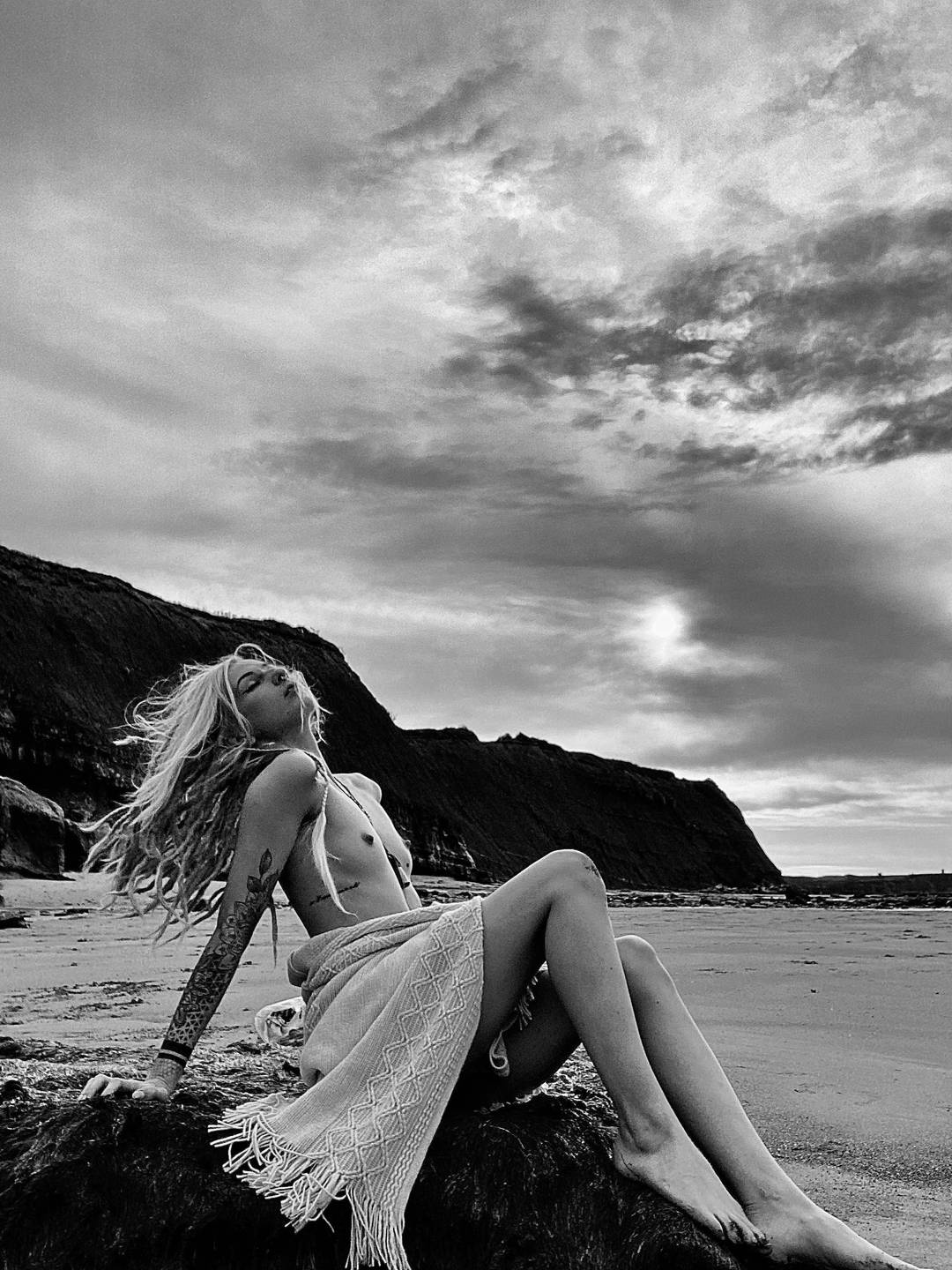 Public beach flashing 🔥 Scrolller