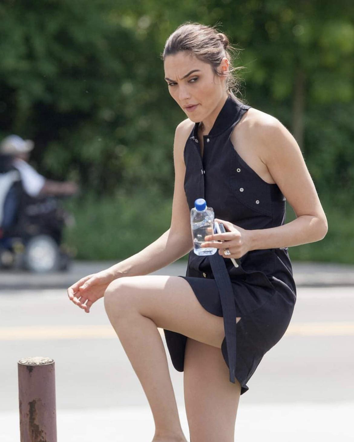 Gal Gadot Is Just Begging To Get Bent Over Scrolller