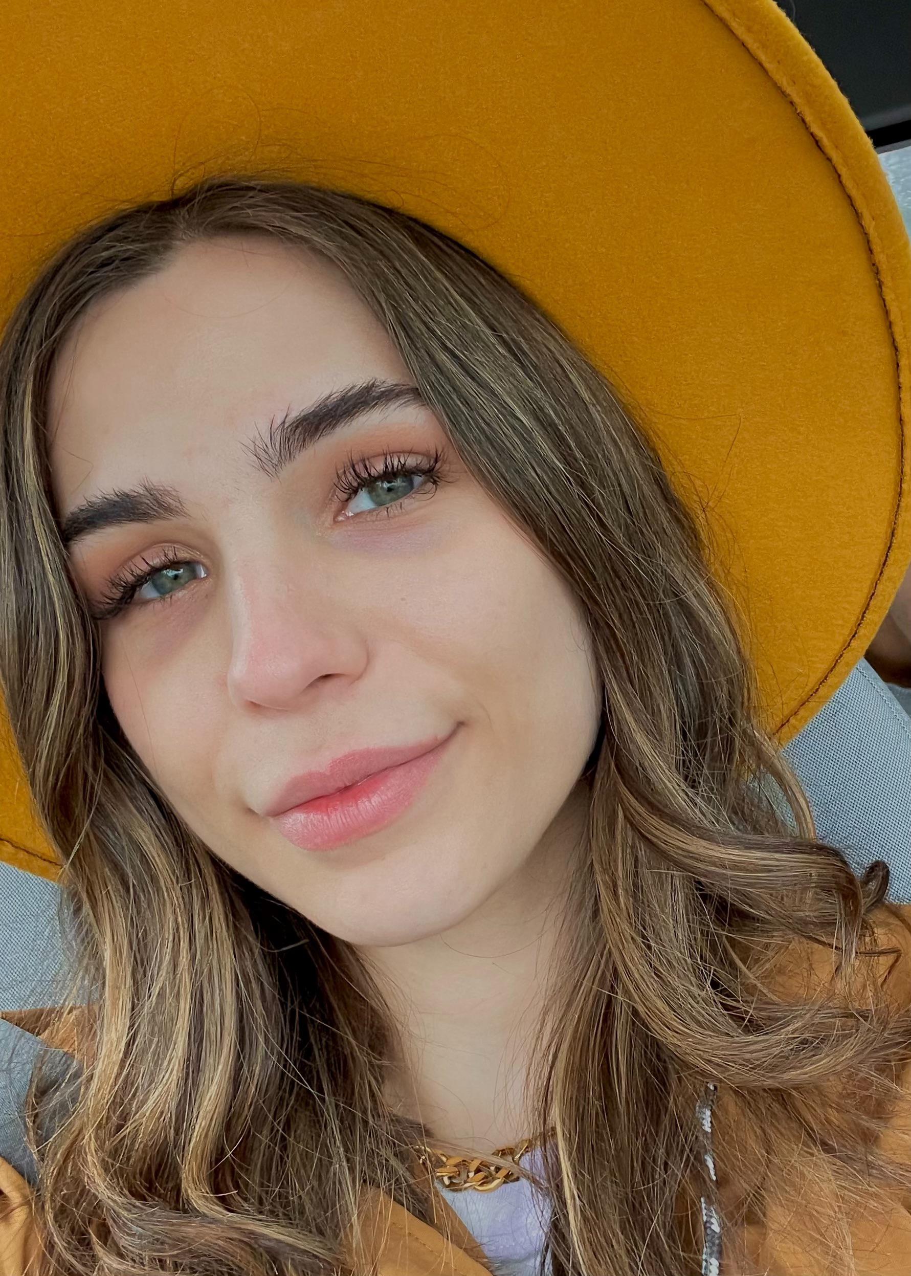 Green eyes and mustard yellow 😍😍😍 Scrolller