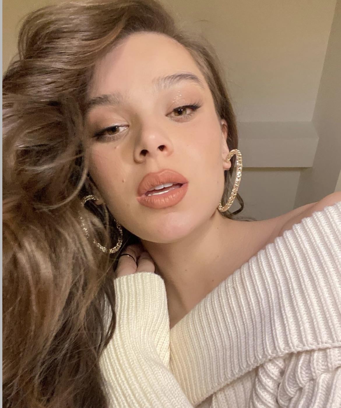 Hailee Steinfeld Has The Perfect Dick Sucking Lips Scrolller