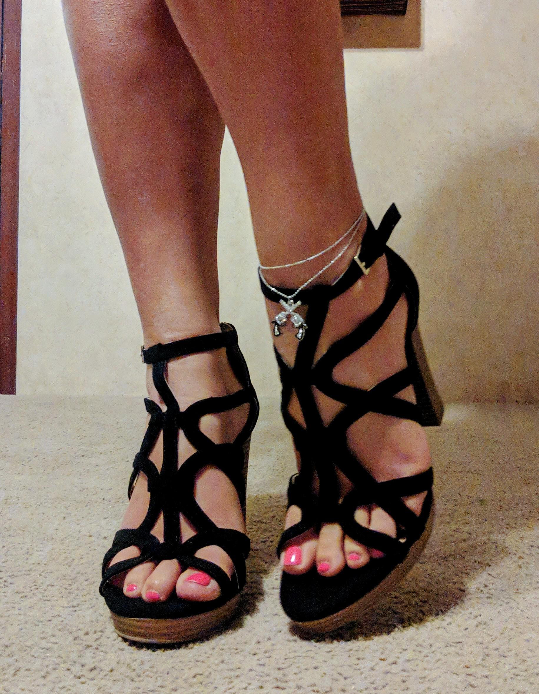 High heel feet porn....I love heels. Hot pink and black just goes