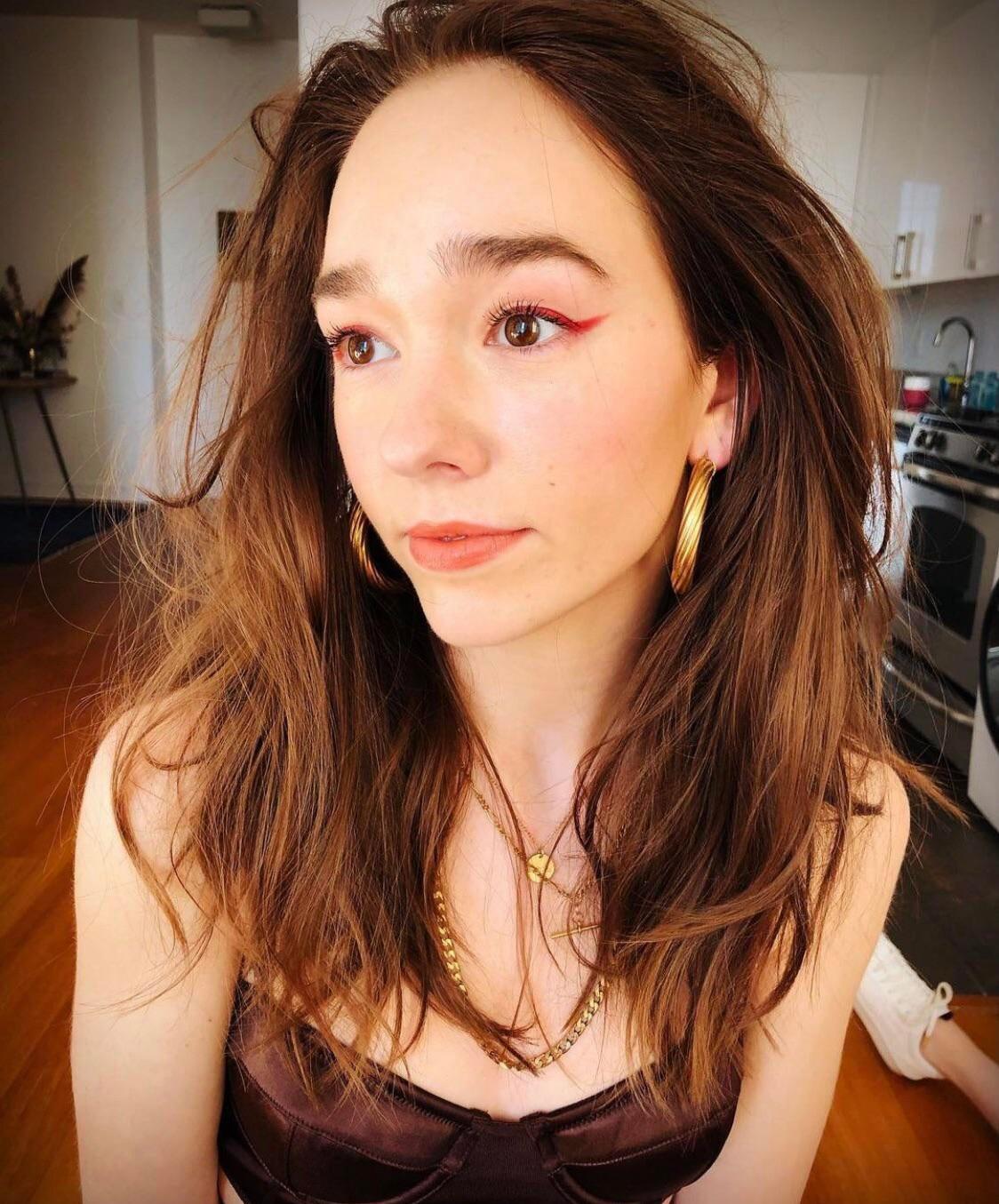 Holly Taylor Scrolller