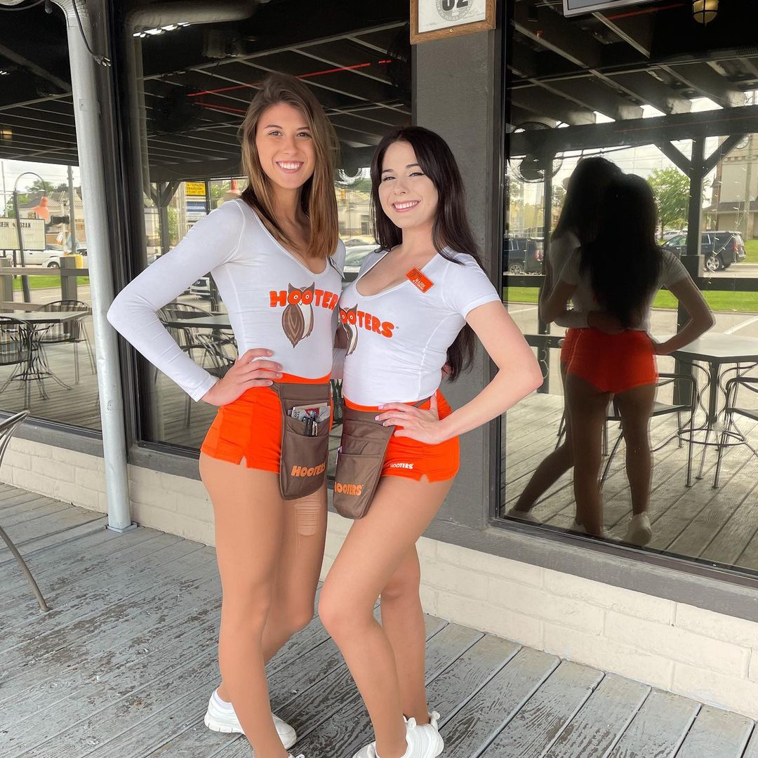 Hooters girl with ripped tights | Scrolller