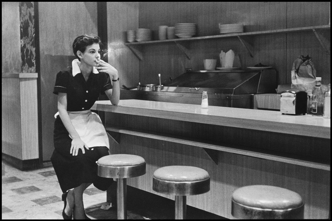 [Human] Waitress in New York taking a smoke break, 1955 | Scrolller