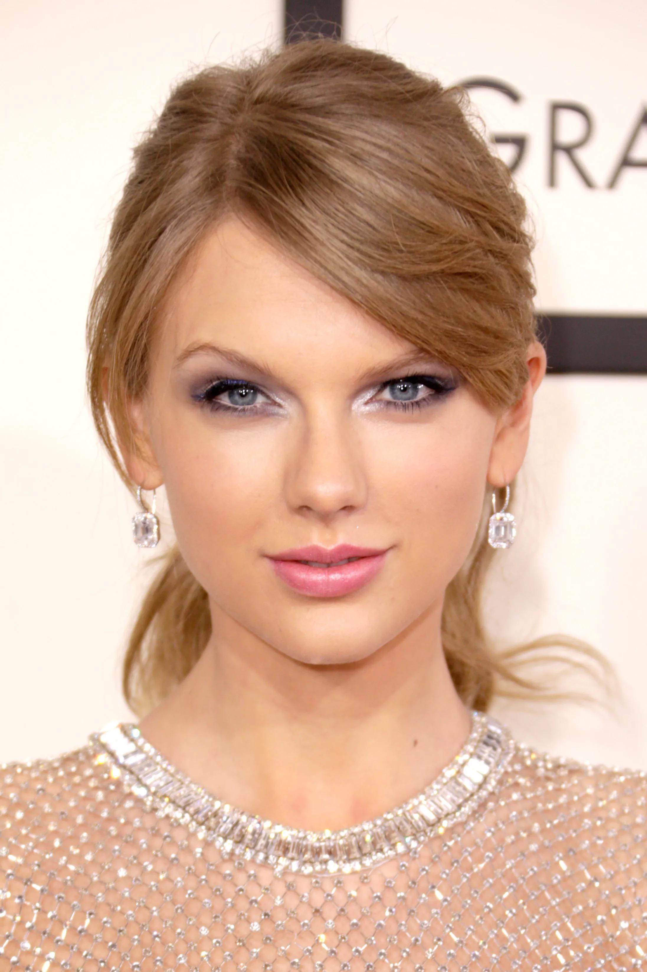 I Wanna See Taylor Swifts Pretty Face Glazed In Cum Scrolller