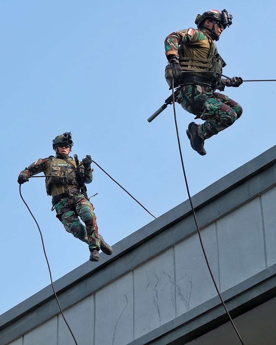 Indonesian Taifib Marines fast-rope off a rooftop in a TNI Naval ...