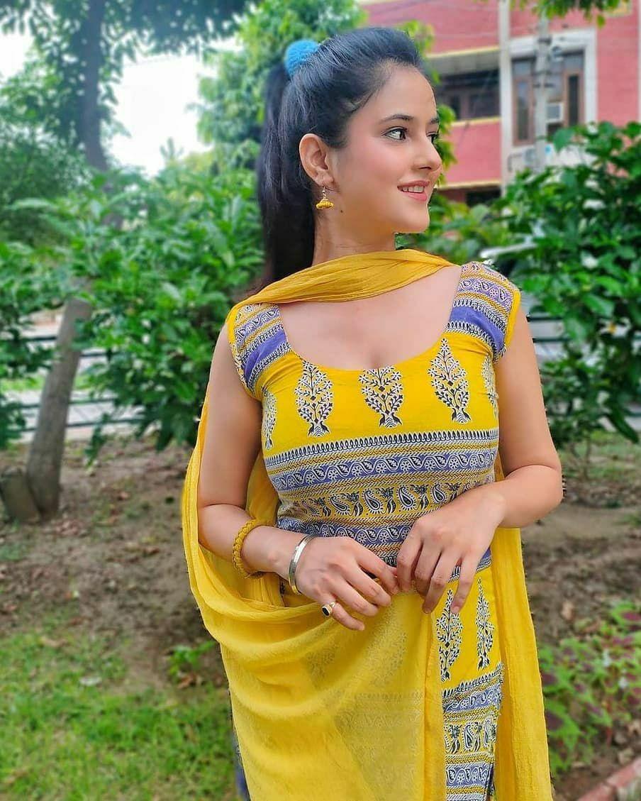 Janu very fam0us t@ng0 star🥰🥰🔥 Sh€ recently c0mpleted 1m dim0unds 0n t ...