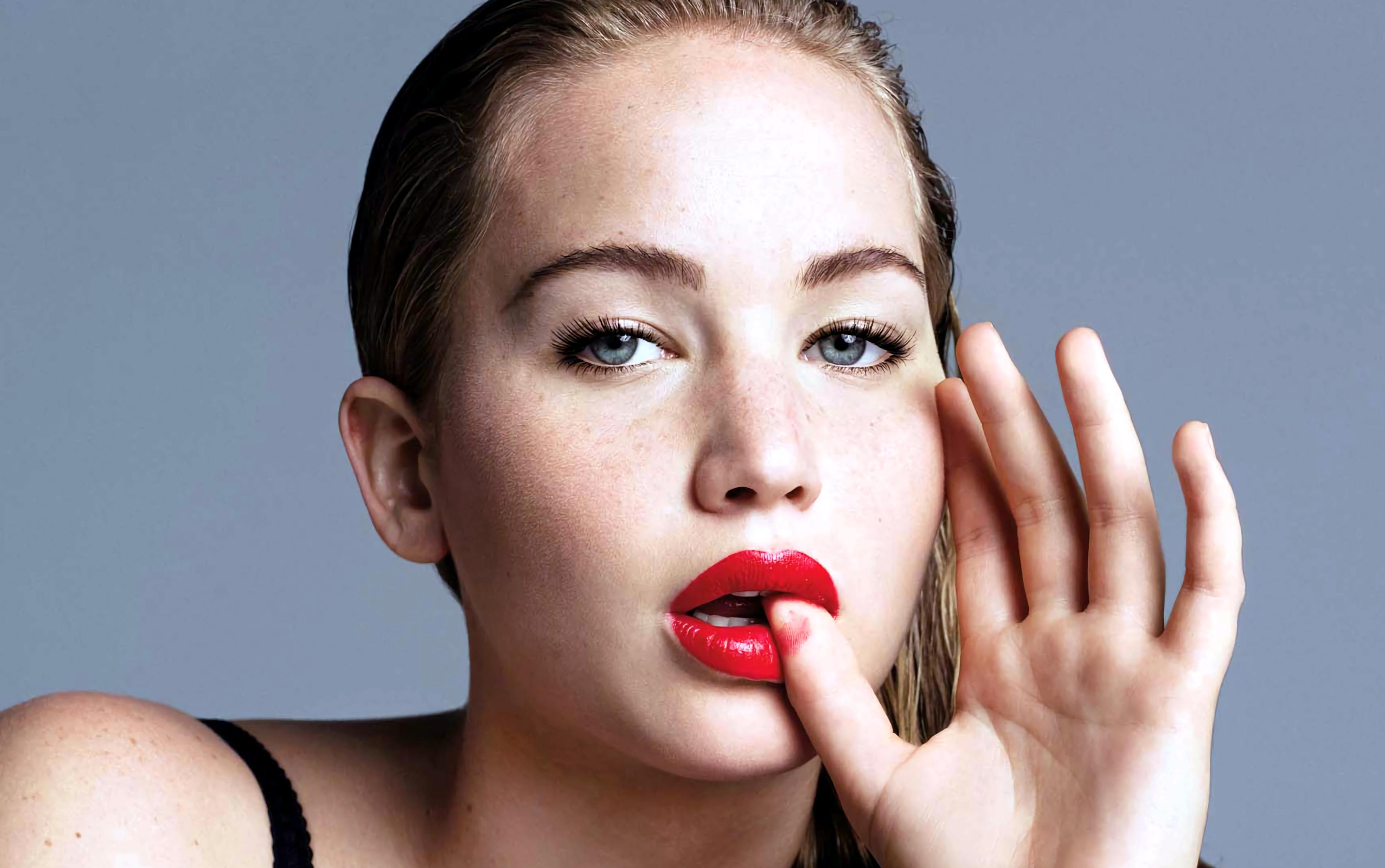 Jennifer Lawrence's red lips Scrolller